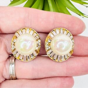Vintage 80's Faux Mabe Pearl Baguette Sunburst Halo Gold Tone Clip On Earrings
